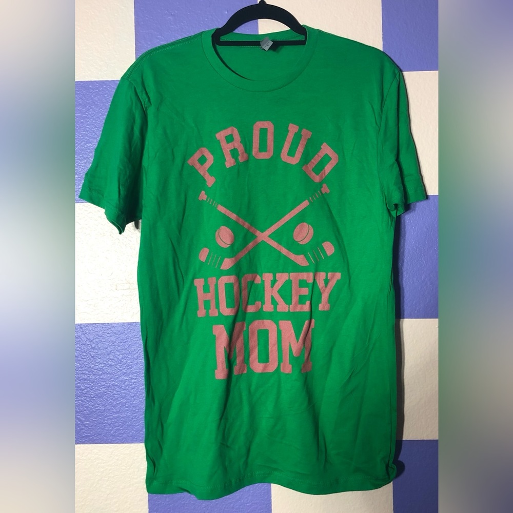 NWOT Proud Hockey Mom Kelly Green T-Shirt - Size M